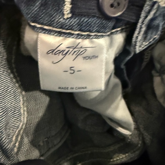Daytrip Girl’s Shorts Size 5. From The Buckle. Bling, Dark Wash. Style #BTK168. - Picture 4 of 5